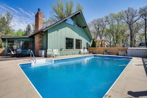 New Richmond House | 'Love Lake Retreat’ w/Hot Tub in New Richmond!