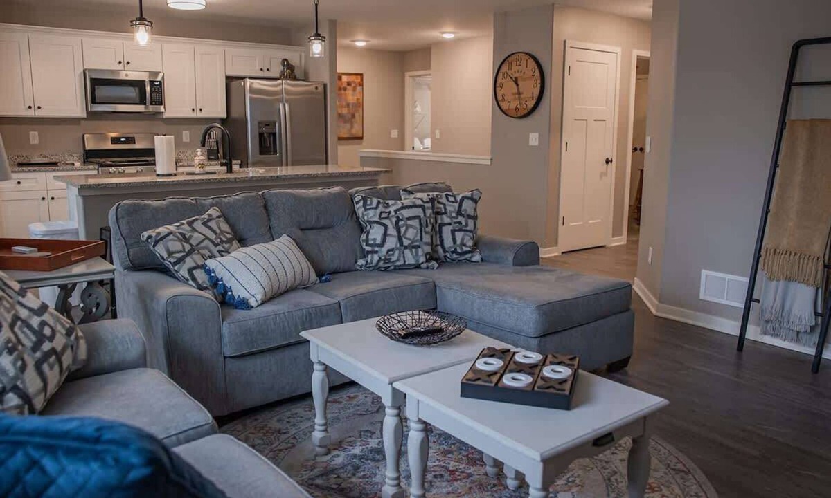 Loves Park House | Lovely 2 Bed w/Office Loves Park
