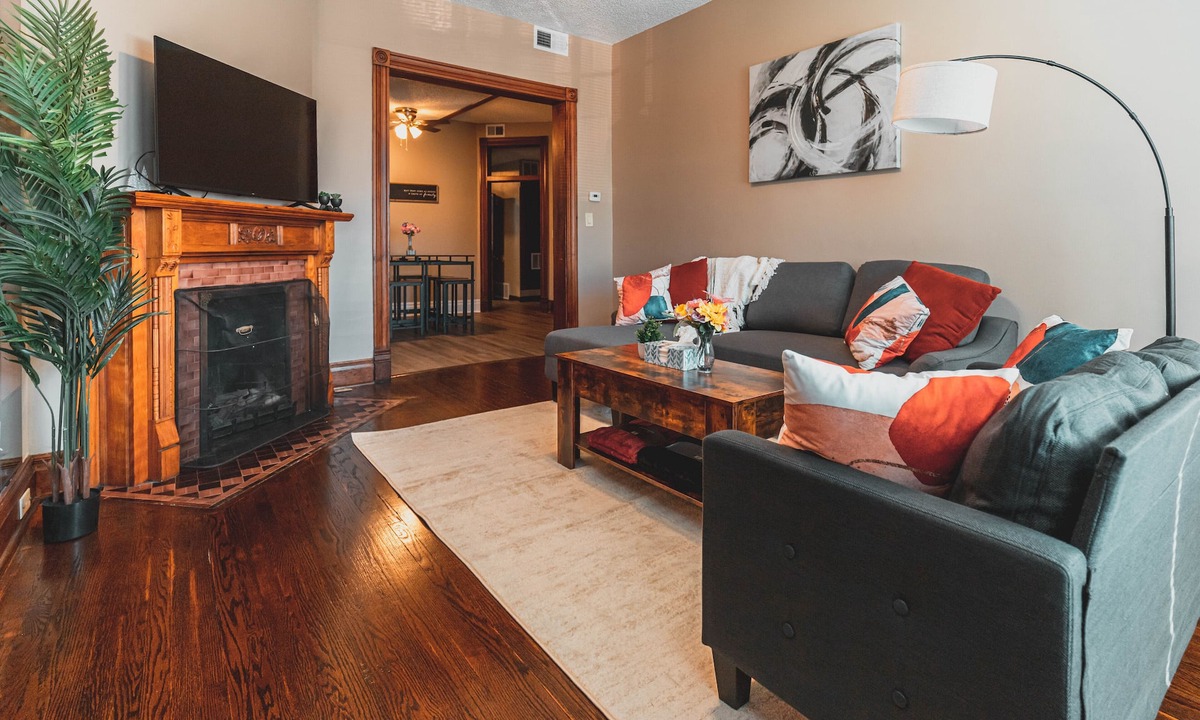 Downtown Omaha Apartment | Lovely 3 bedroom Apartment in Midtown/Downtown Omaha