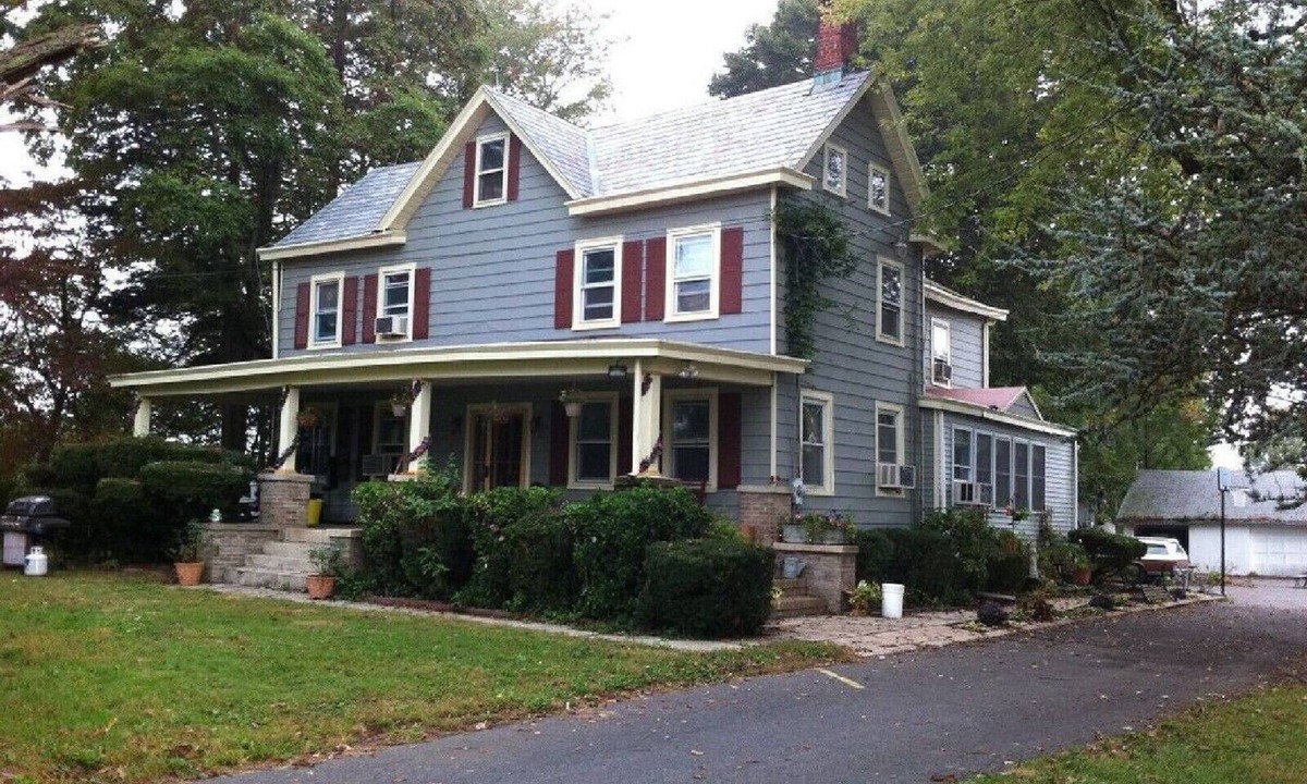 Stone Tavern House | Lovely Farmhouse-Queen Mary Guest House by the Vineyards- in East Windsor, NJ