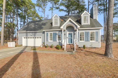 Fayetteville House | Lovely Fayetteville Home: Deck & Fireplace!