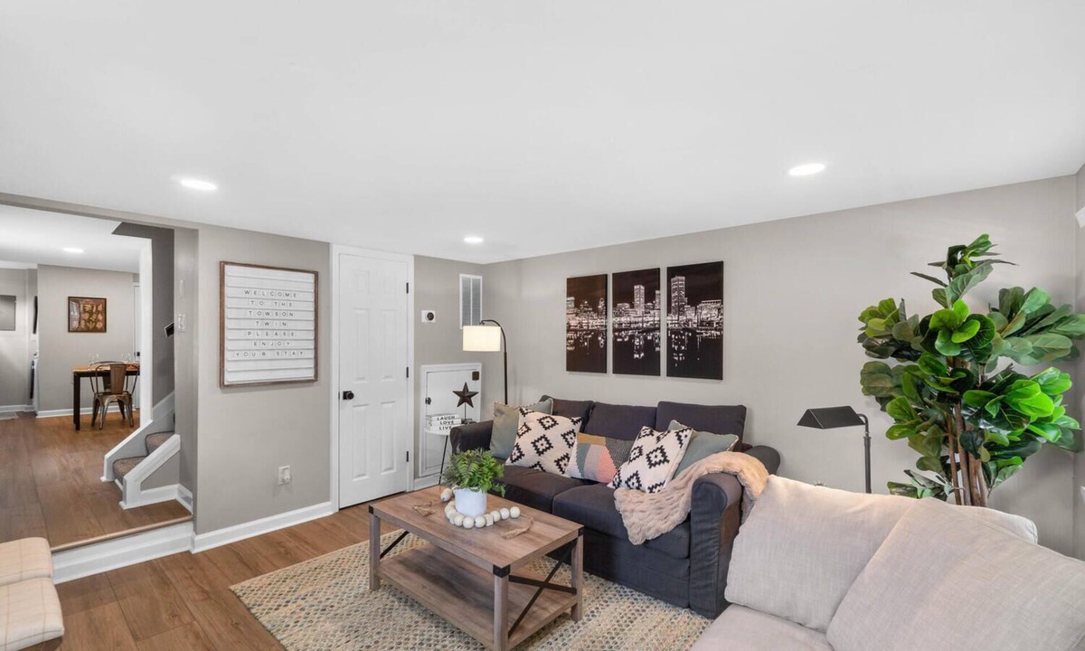 Lutherville Timonium House | * Lovely Gem w/Perfect Combo of Flair & Class *