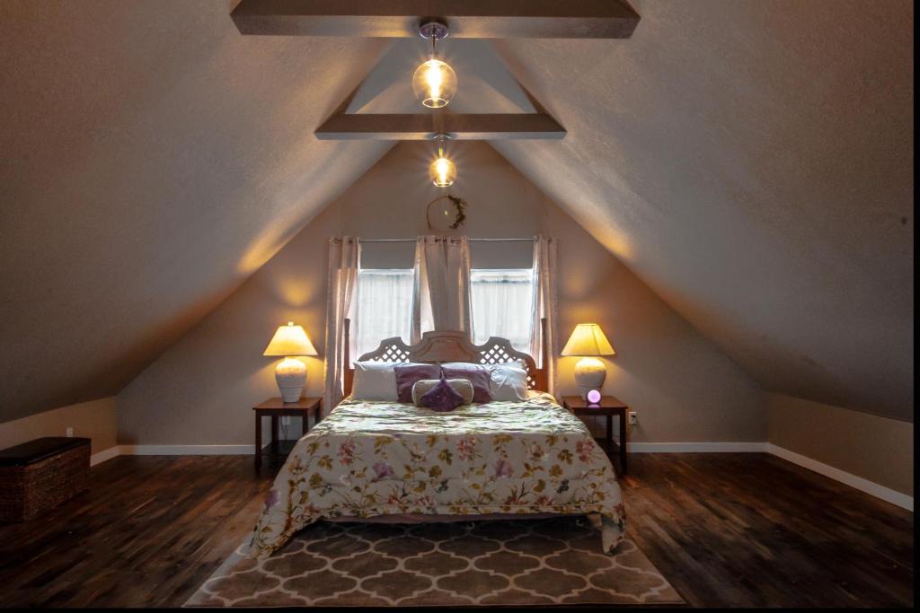 Des Moines Apartment | Lovely King Bed Loft near Downtown, free parking