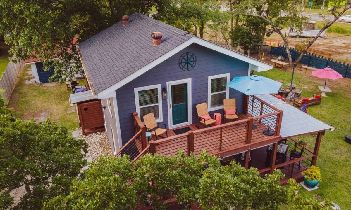 Morehead City Condo | Low Tide Loft | Private Loft Above Beaufort`s Best Cafe · Dog Friendly