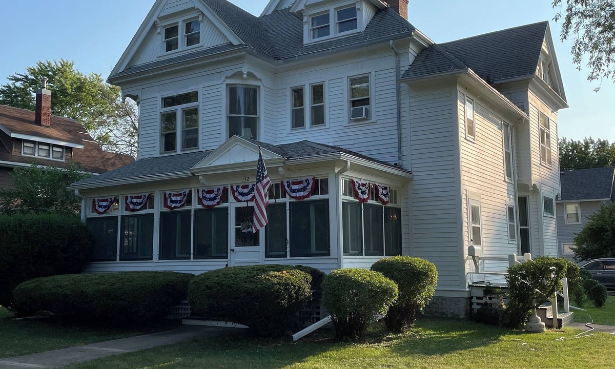 Storm Lake Apartment | Lrg Pvt upstairs Apt in the heart of SL short walk to lake, parks, and BVU.