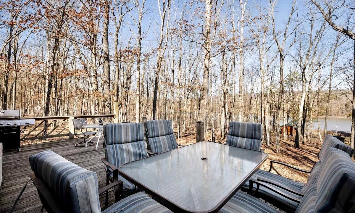 Points House | Lustrous Lakefront Cabin Oasis near Lake Ferndale in West Virginia