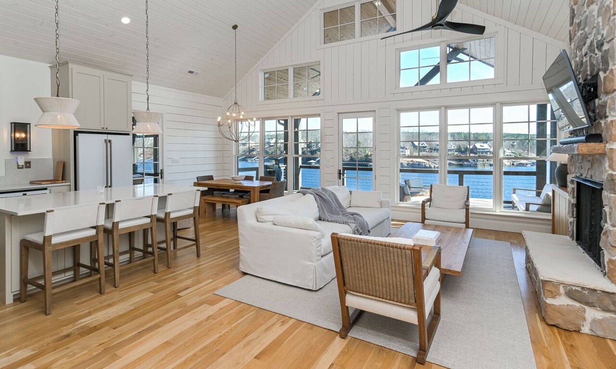 Crane Hill House | Luxurious High End Family Friendly Lake House. Dock, Floats, 10 min to Trident.