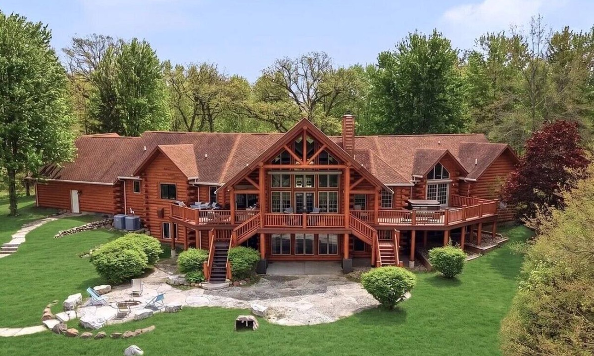 Booneville House | Luxury 1.34 Acre Modern 5500 sq ft Executive Home Close to Jordan Creek Shopping