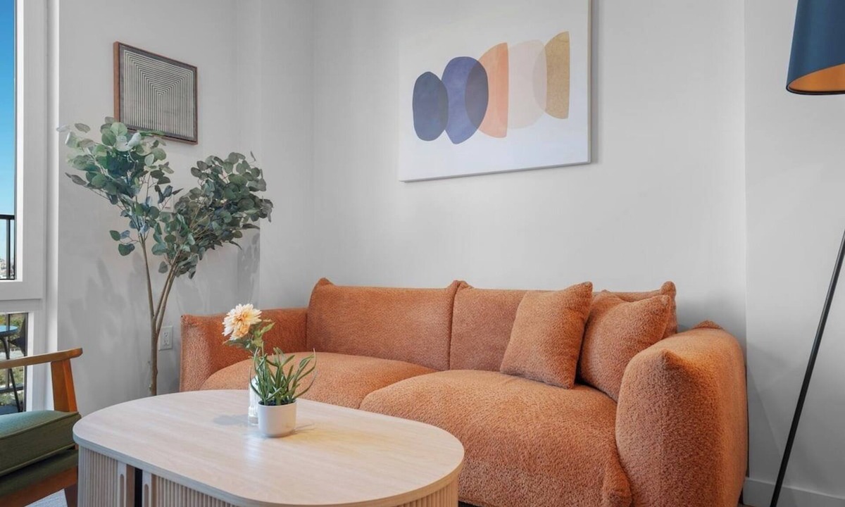 Greenpoint Apartment | Luxury 2 bedroom-2 bath with private roof deck.