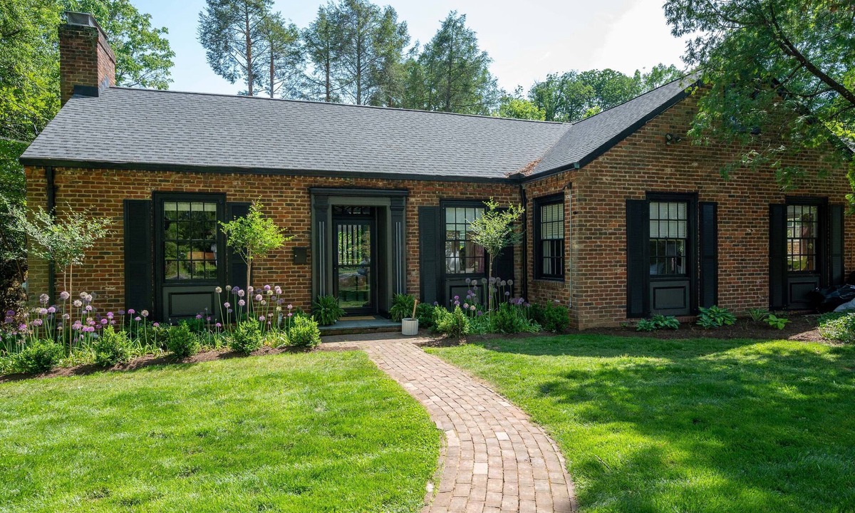 Charlottesville House | Luxury 3-bedroom House at UVA - Outdoor Fireplace