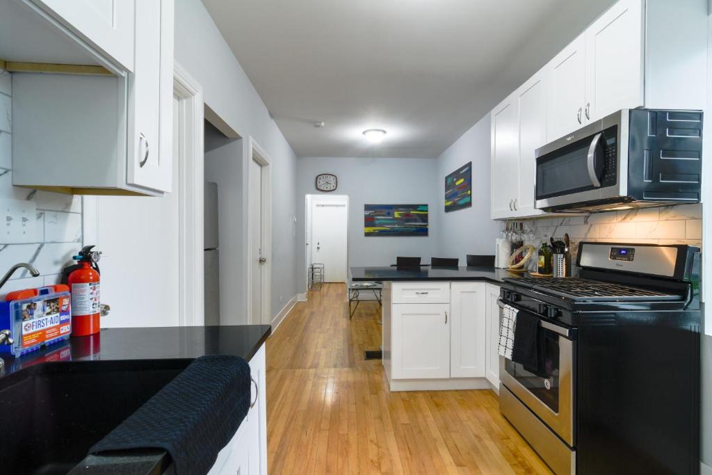 Irving Park Apartment | Luxury 3 Bedroom in Irving Park