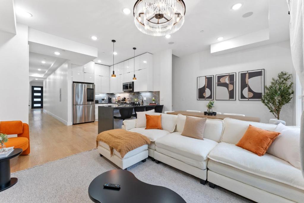 Jersey City Apartment | Luxury 3BR Backyard Oasis Close to NYC FirePit