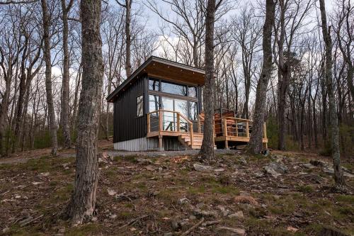Menlo House | Luxury Adventure Studio Chalet with Outdoor Shower near Cloudland Canyon & McLemore Golf Club in Menlo, GA