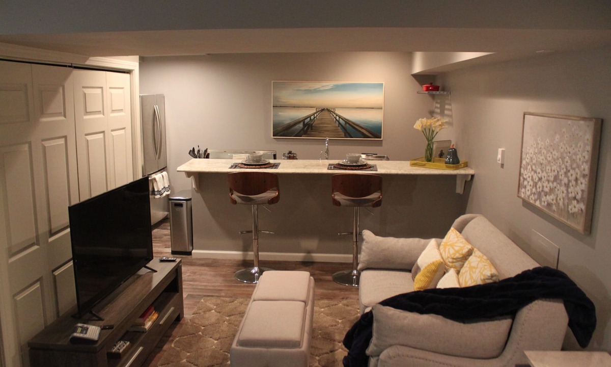 Kutzky Park Apartment | Luxury Apartment Close to Mayo and St. Mary s.
