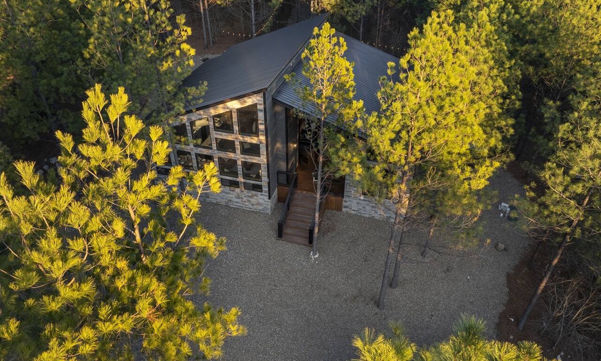 Pickens Cabin | Luxury Basecamp: Fire Pit, Games, Close to Trails