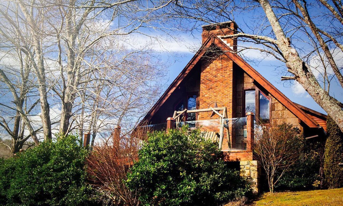 Sugar Grove Cottage | Luxury Cottage Ranch with Hot-Tub, Theater and Pool Table in Watauga County, North Carolina
