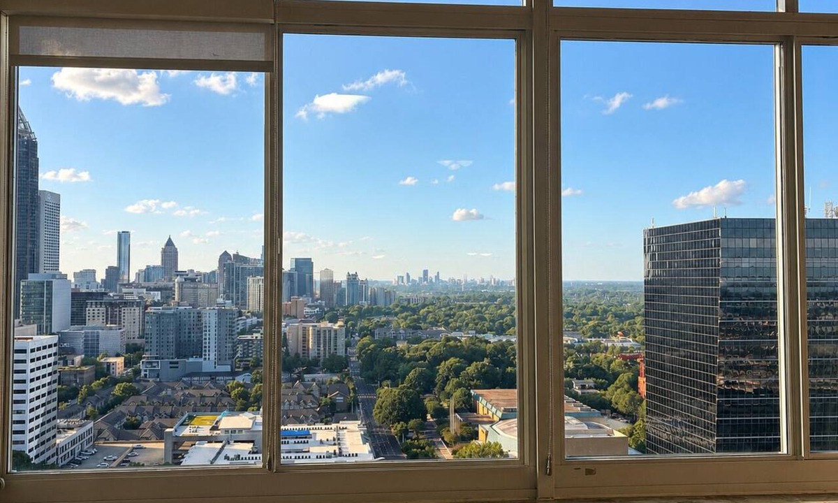 Peachtree Center Apartment | Luxury Downtown Loft Skyline Views Walk Everywhere