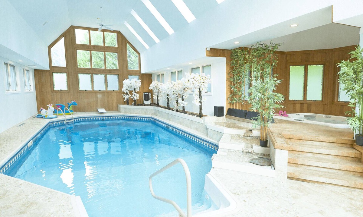 Berlin House | Luxury Getaway, Indoor Pool, Hot Tub, Outdoor Games, Fast Internet, Sleeps 16+
