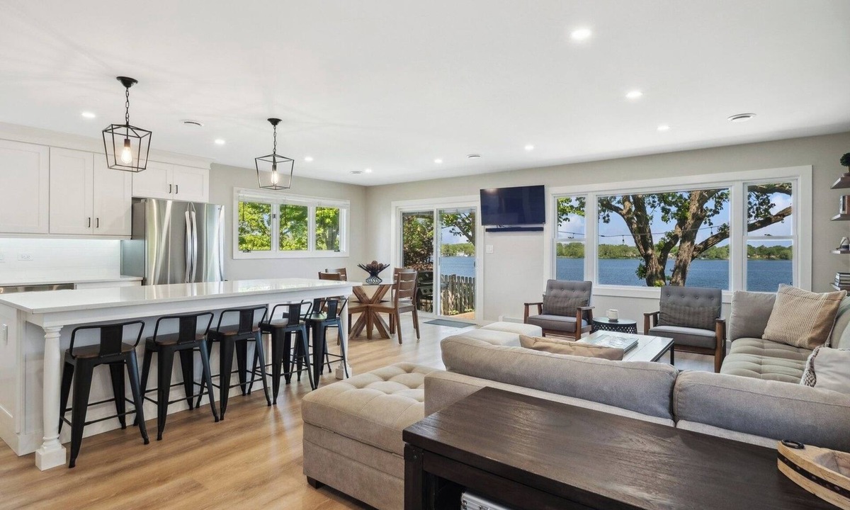 Round Lake House | Luxury Lake Home near Great Lakes Naval Station