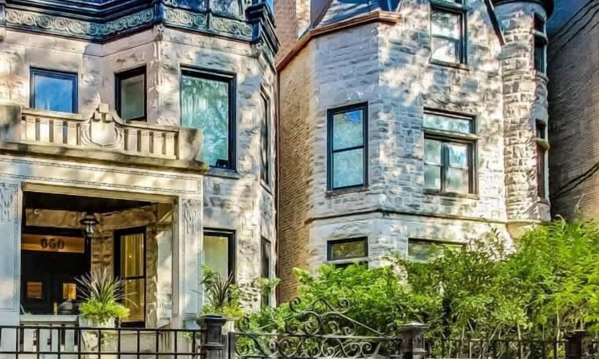 Park West Apartment | Luxury Lincoln Park Gem with Gourmet Kitchen & City Views