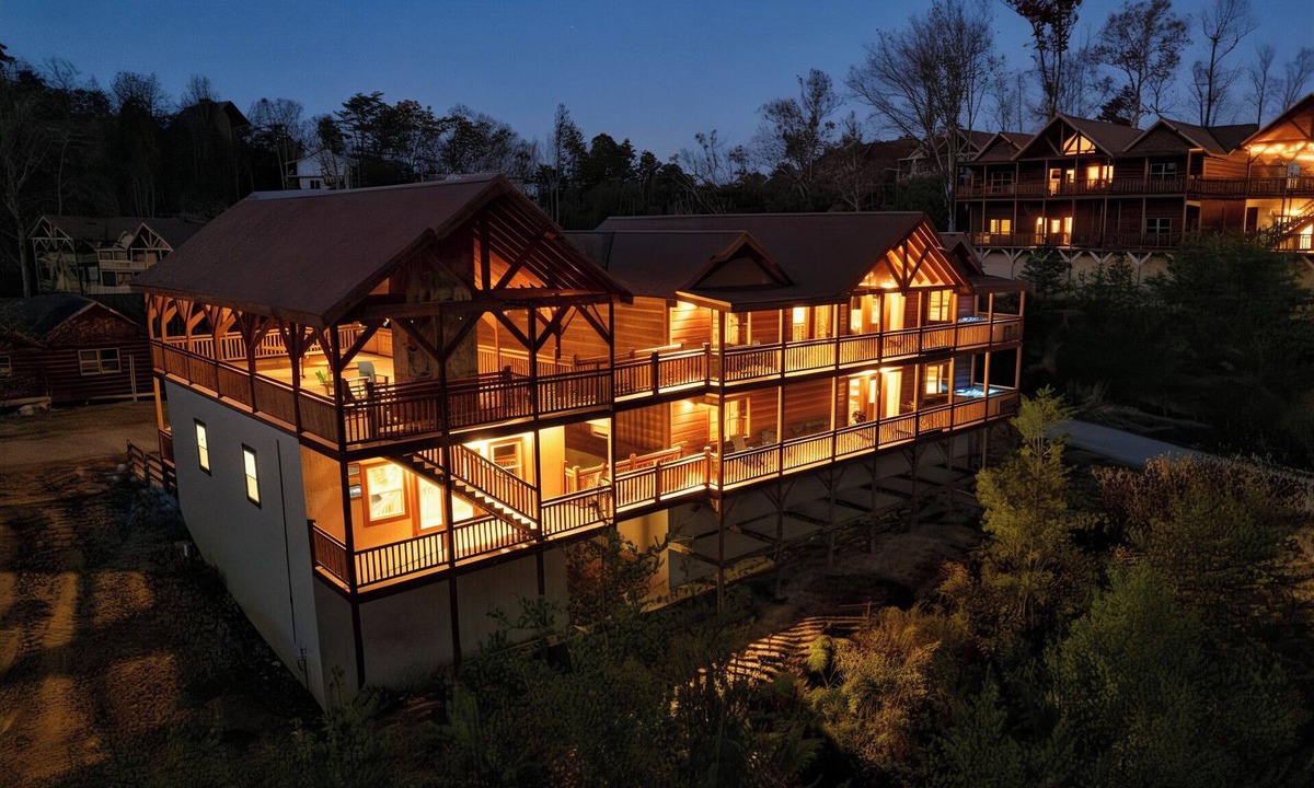 Caton Cabin | Luxury Lodge~Sleeps 22~Heated Pool~2 Hot Tubs~Game Room