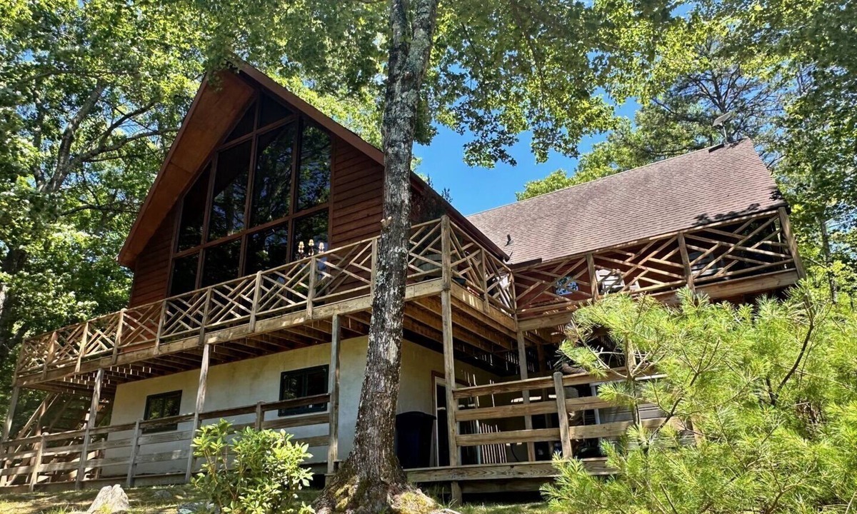 Deep Gap Cabin | Luxury Powder Horn Mountain Cabin w/Hot Tub + Full Resort & Pool Access!