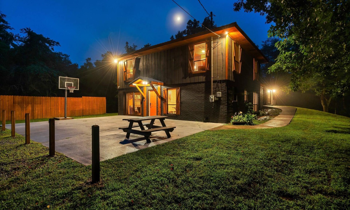 Caton Cabin | Luxury Retreat! 15 MIN to Gatlinburg or Dollywood!