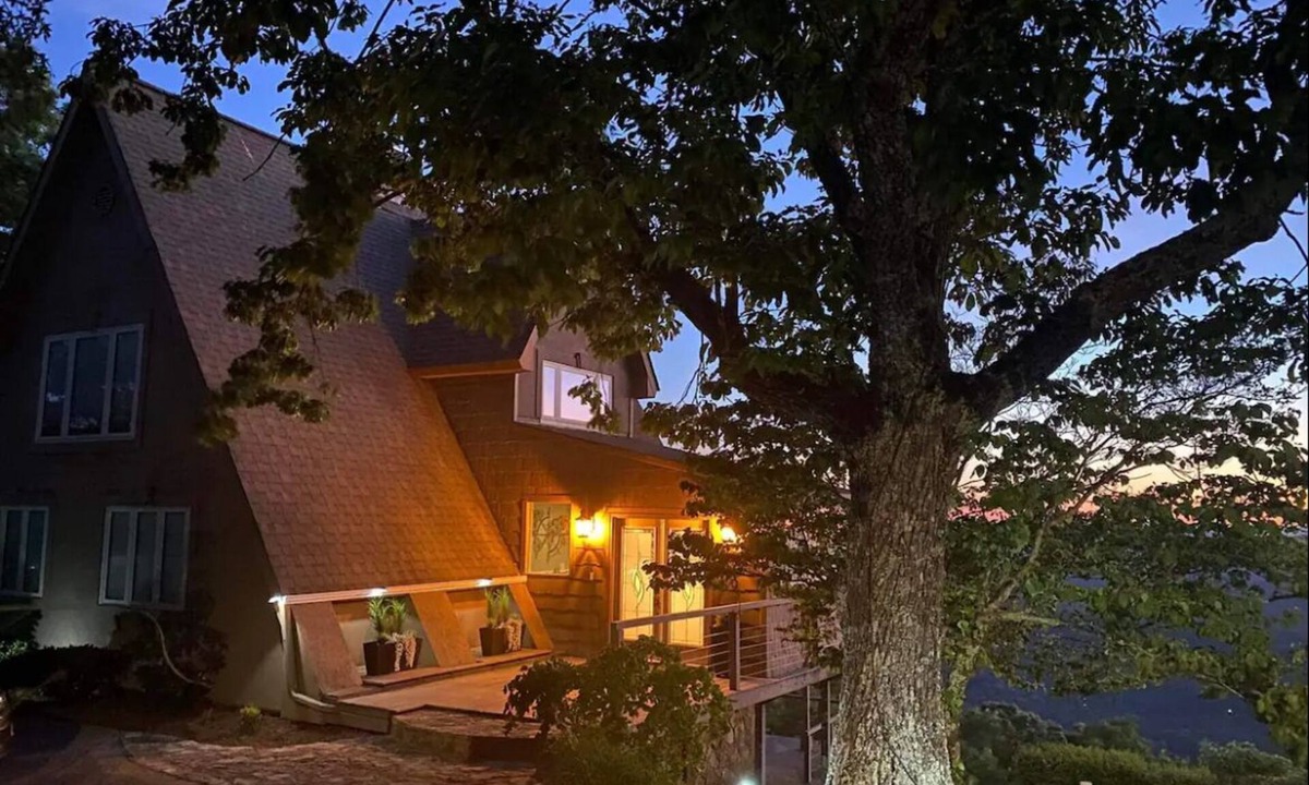 Graysville House | Luxury retreat with panoramic views at Mount Sinai Manor!