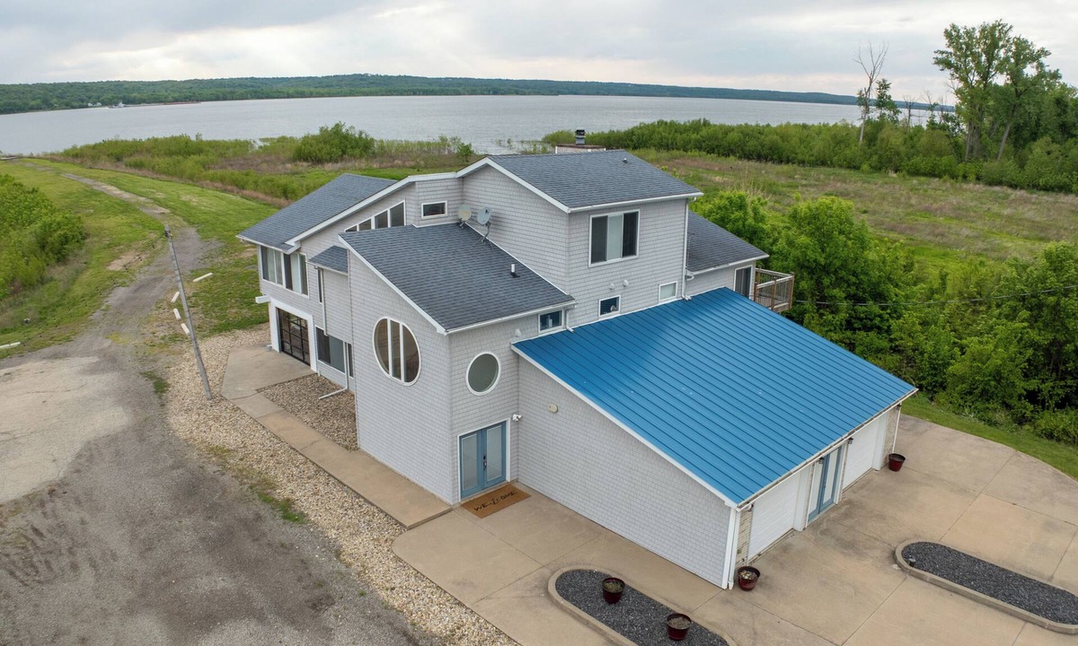 Sunnyland House | Luxury River Retreat, Private Spacious Home with stunning Sunset Views.