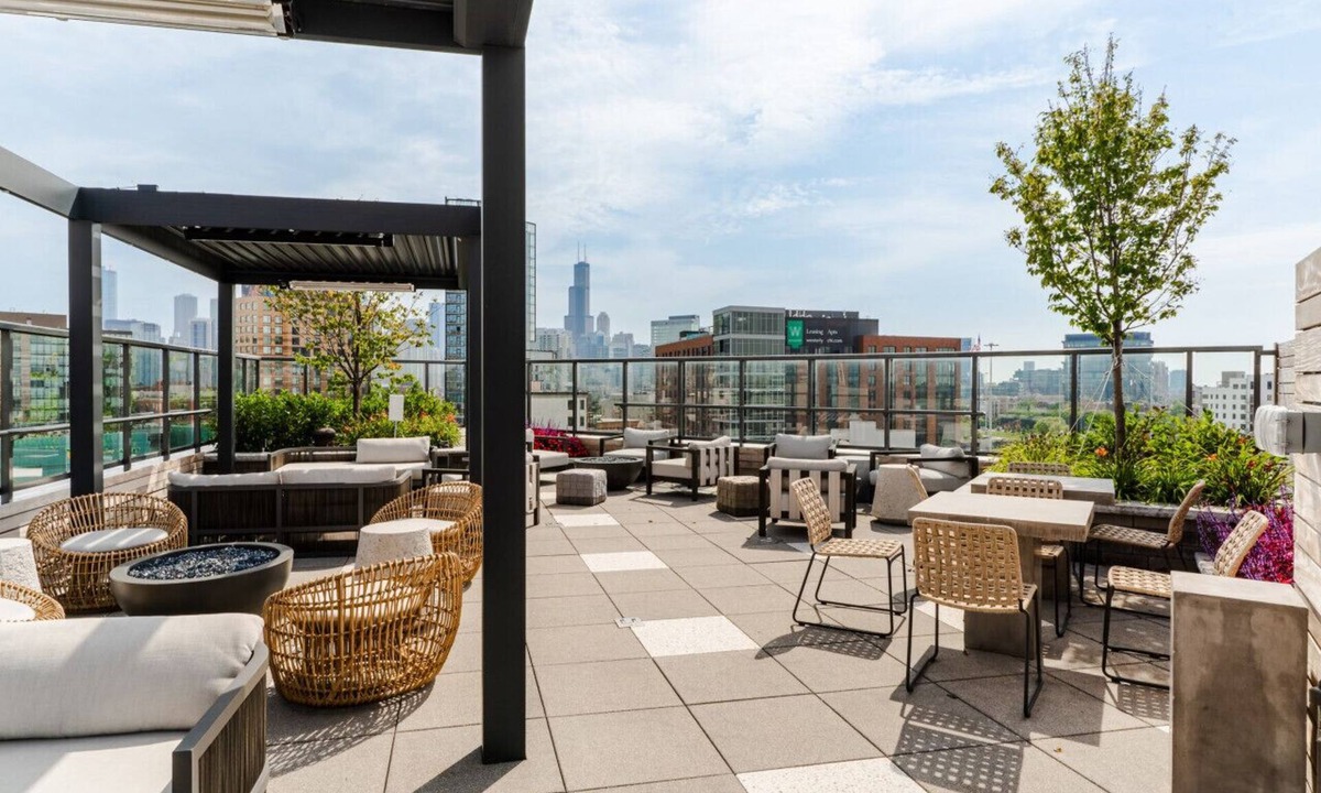 Pulaski Park Apartment | Luxury River West High-Rise N1 Gym+Rooftop+Skyline