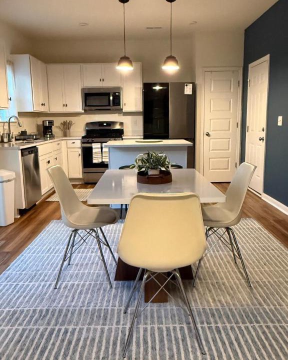 Suffolk Apartment | Luxury Suffolk Retreat King Bed Pet Friendly