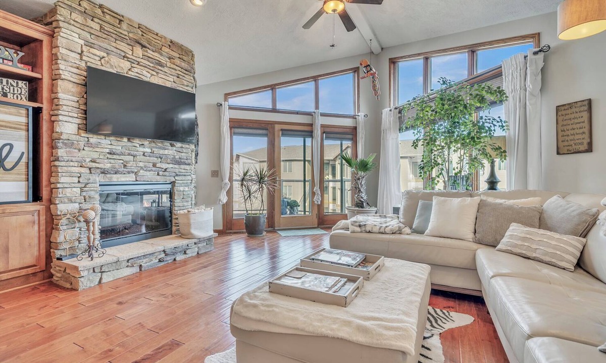 Arnolds Park Condo | Luxury Vacation Escape 4th Floor Bridges Bay Condo w/6 daily waterpark passes!