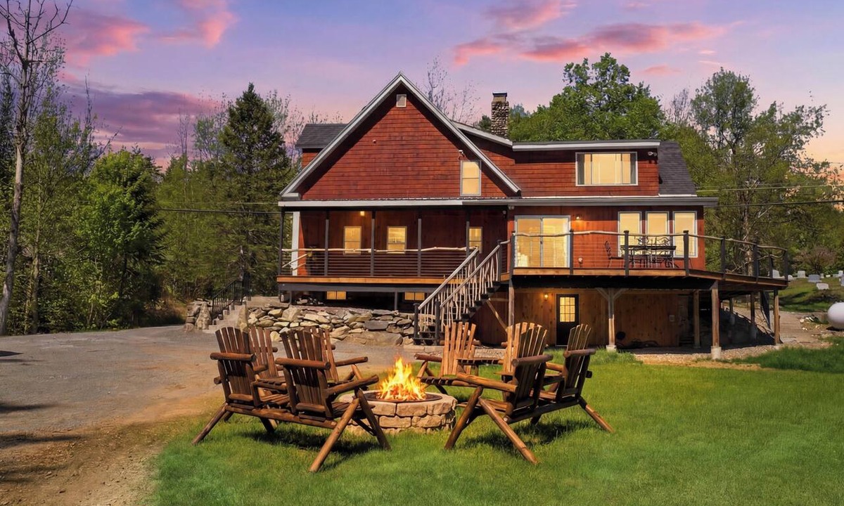 Jefferson House | Luxury White Mountain Home: Under 5 mins from Santa's Village, Golfing, Hiking