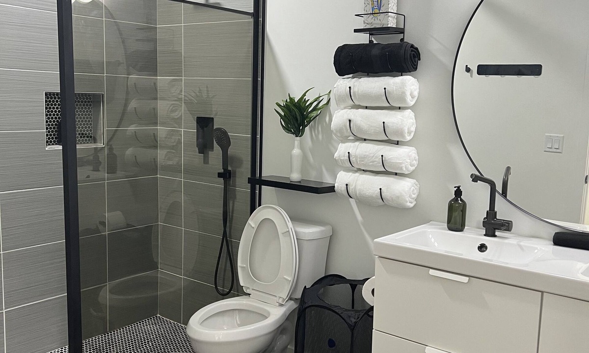 North Central Omaha House | LuXury ZeN ZoNE (No Cleaning fee, King size bed).