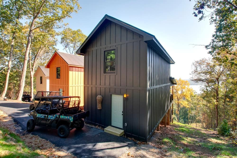 Groveoak Cabin | Magical Family Cabin with Breathtaking Beauty and Modern Interior in Alabama