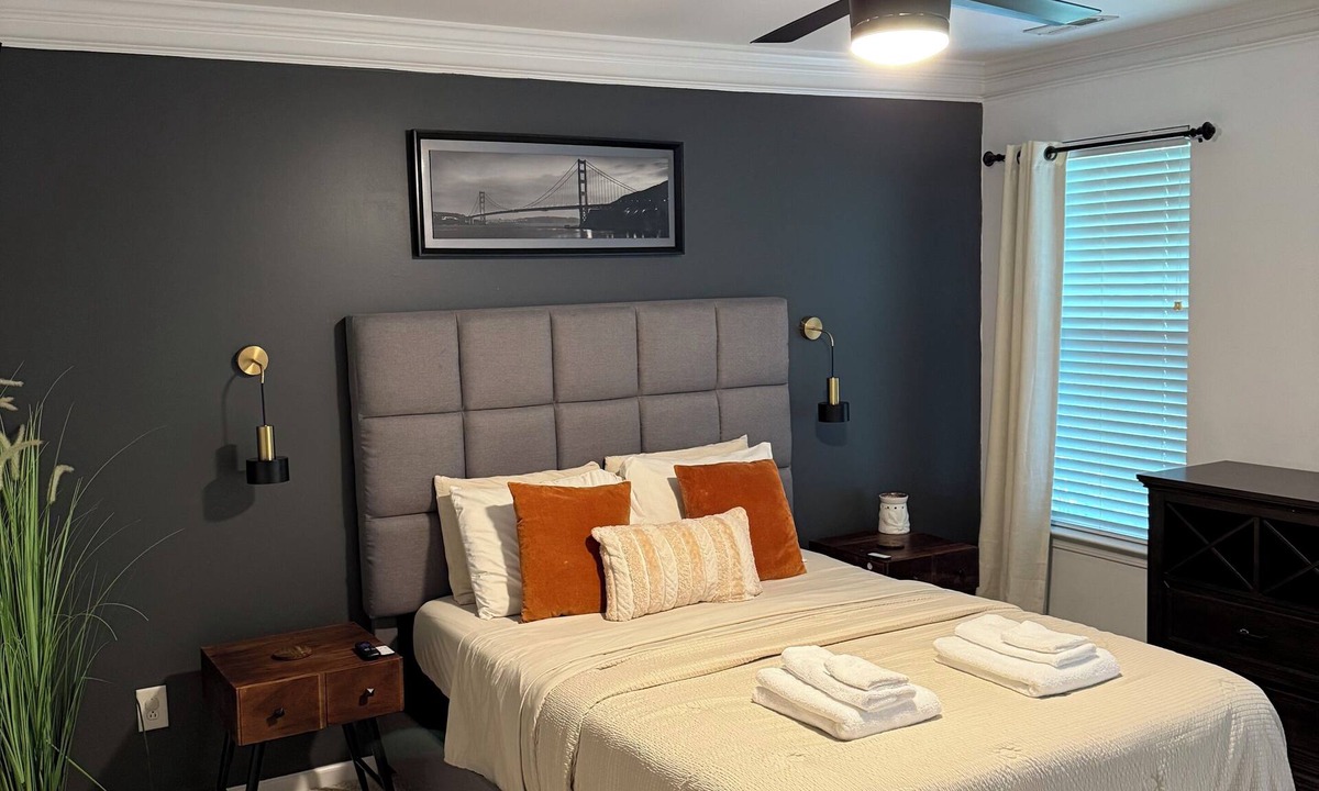 Matthews House | Main Street Matthews, Sports Complex, Major Shopping in 5 mins!