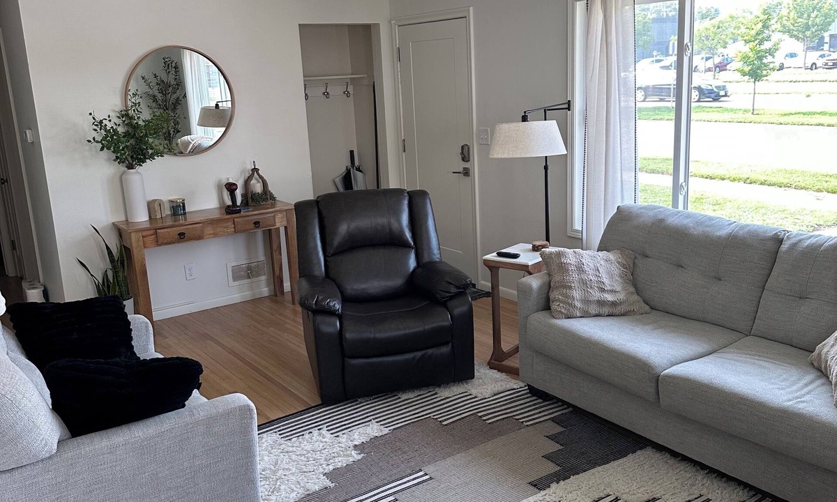 Kutzky Park House | Mainstay - 3BR Main Floor Living Recliner, Bright space! Mayo Discount