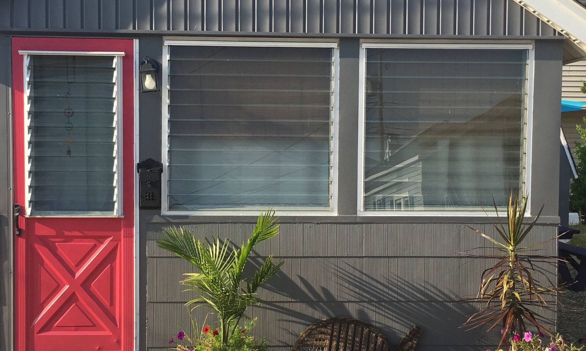 Dover Beaches North House | Make this your summer cottage. Sweet little bungalow one block from beach.