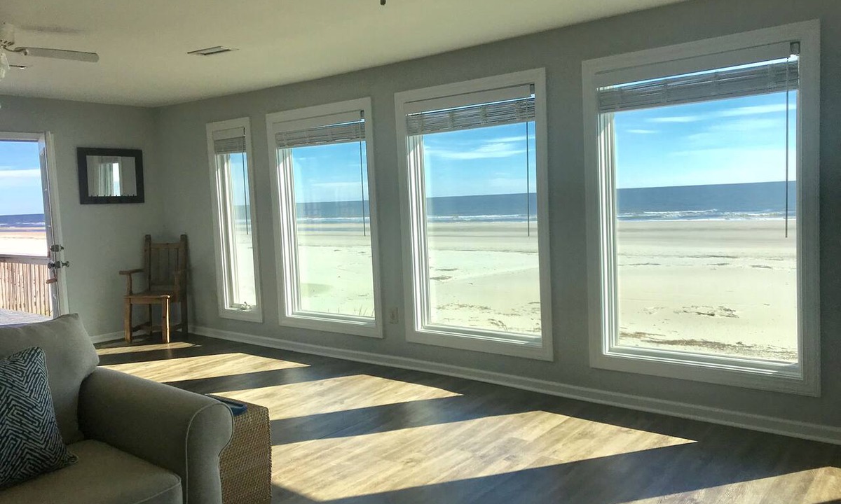 Folly Beach House | "Making Waves" Oceanfront/Pet Friendly/Less then 10 Steps to Beach off deck!