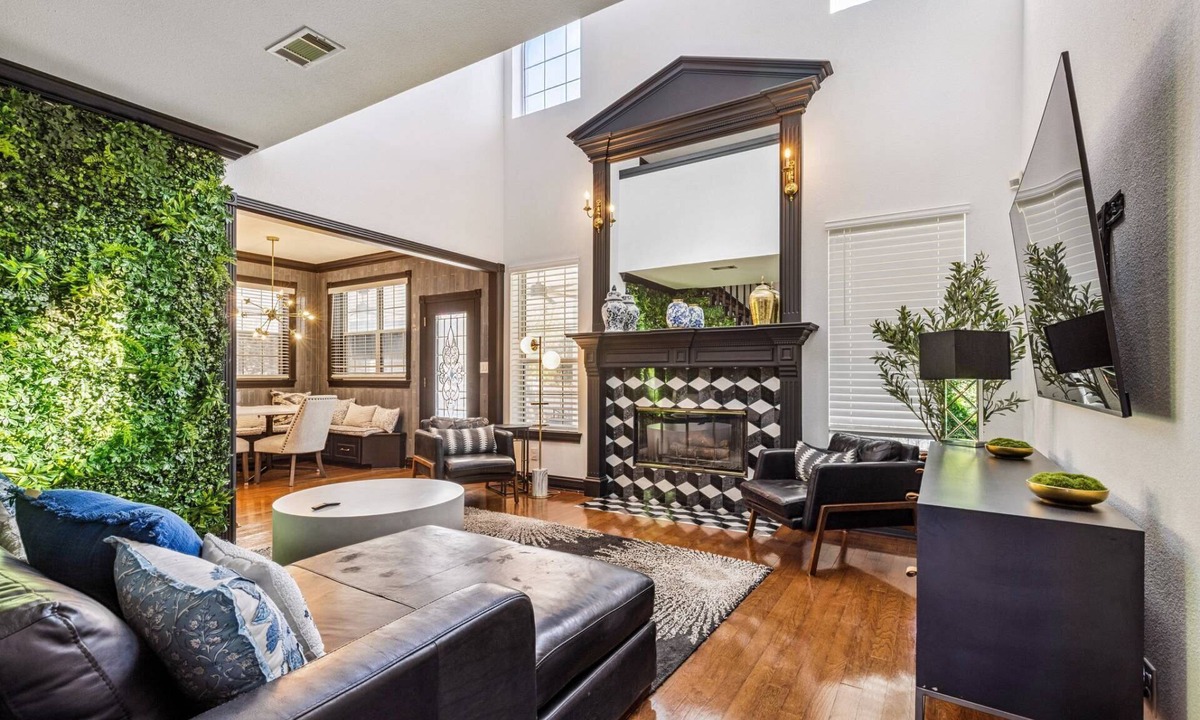 Round Rock Original Plat House | Mansion on Main - Walk to Downtown Round Rock, Historic Charm, Office, new BBQ grill and basketball