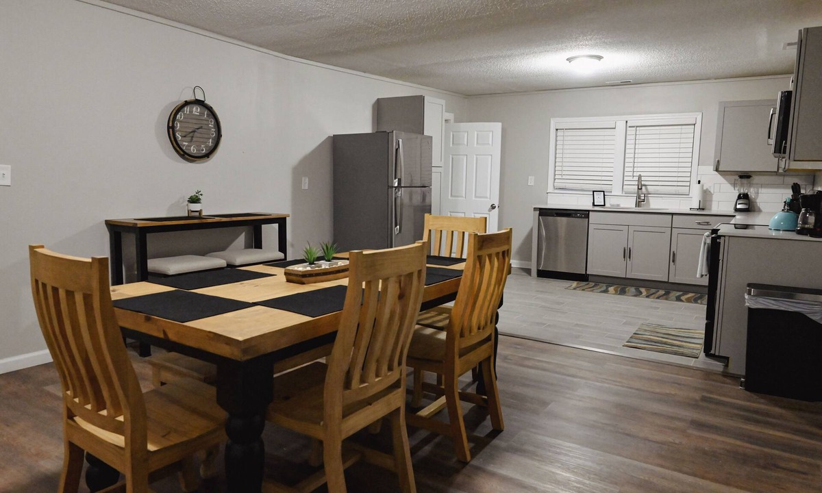 Section Cottage | Maple Tree Cottage - Close to boat docks and Wedding venues