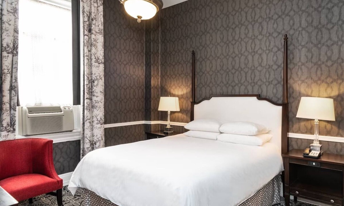 Historic District Hotel | Maryland Inn Queen at Historic Inns of Annapolis | Pets are Allowed