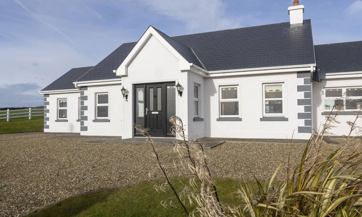 Doonbeg House | Matthews Cottage Doonbeg by Interhome