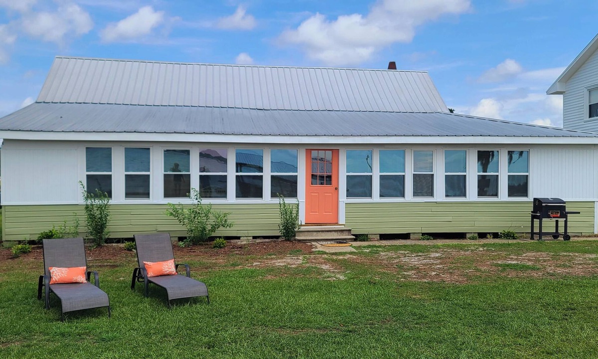 White Lake Cottage | Max's Retreat, Lakefront Charming 3-bedroom cottage in peaceful White Lake