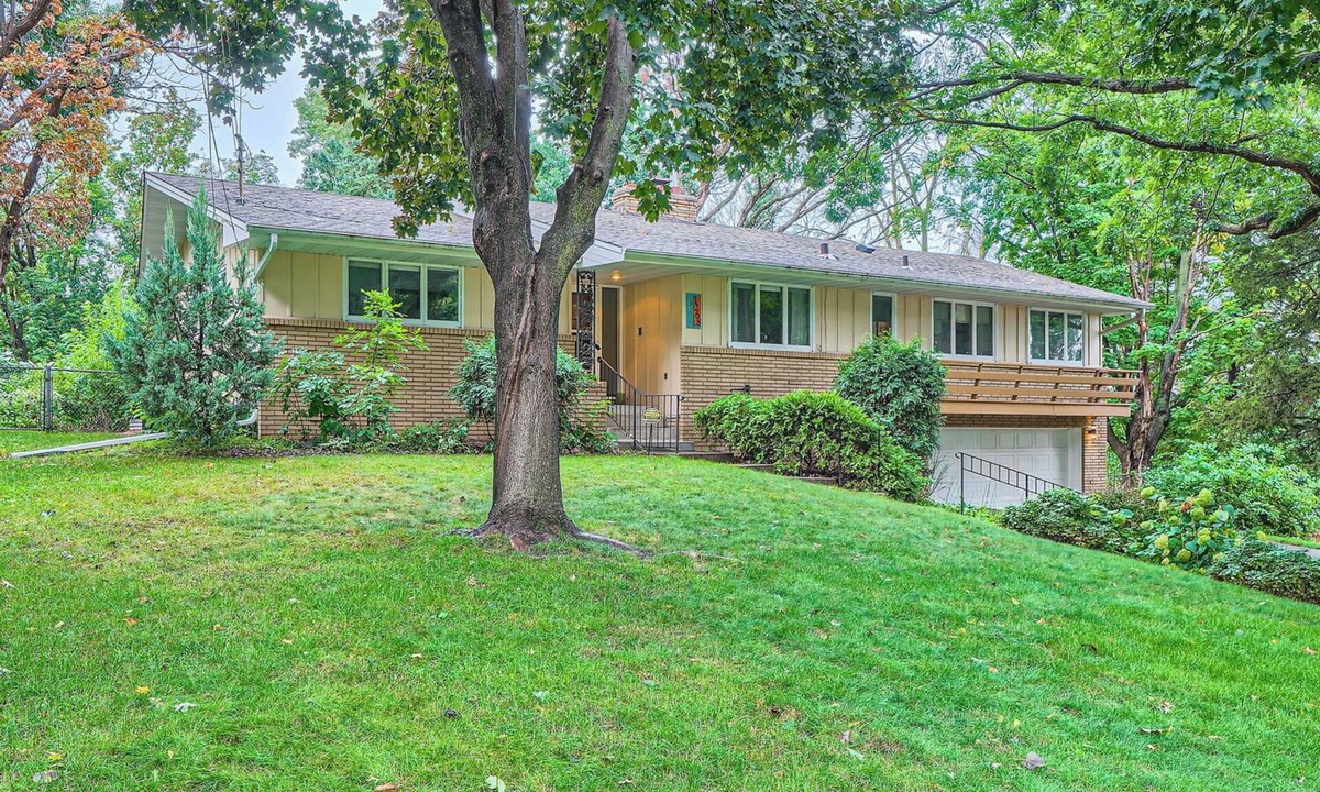 Fridley House | Mid-Century Modern Retreat 10 Min to Minneapolis. Spacious and great location