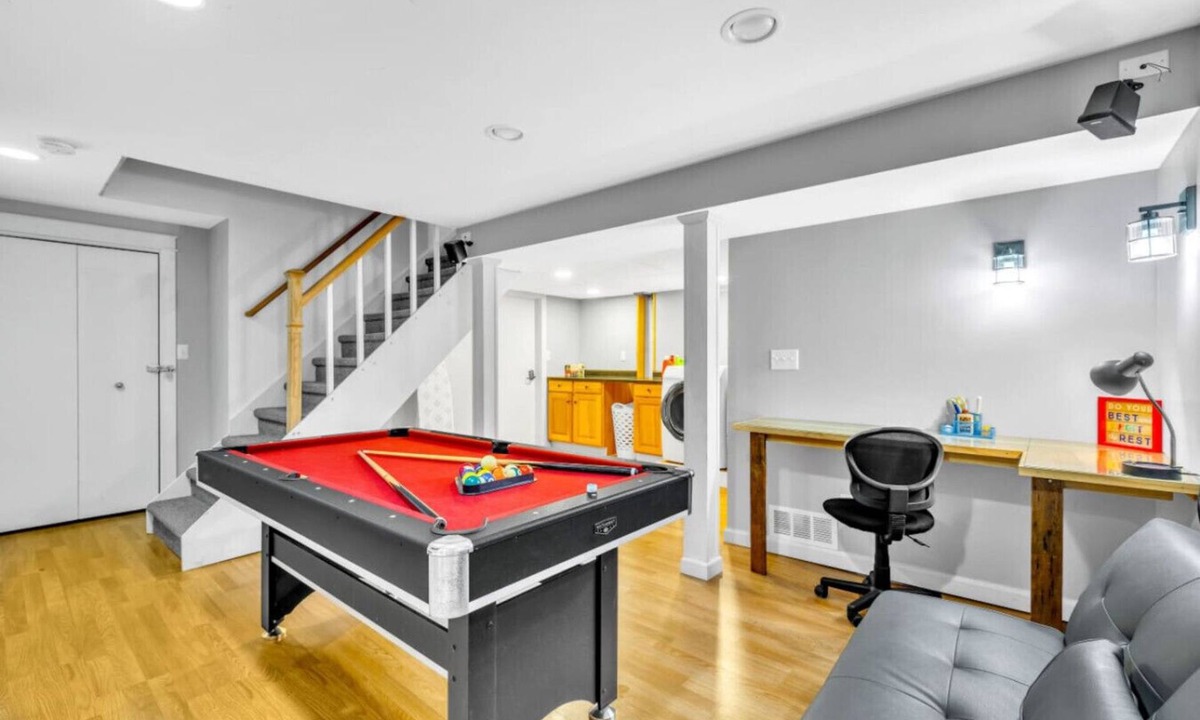 Rockford House | Mid-Term Ready | 4BR Home, Fast WiFi, Pet-Friendly