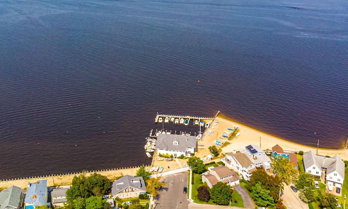 Bayville House | MIDCENTURY MODERN PARADISE - 4BD- HOT TUB🌊 - BAY BEACH🏖 ARCADE-BBQ- FIREPIT🔥!