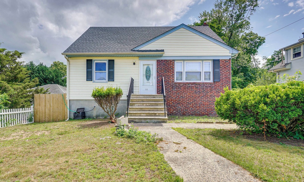 Leonardo House | Middletown Township Home, Close to Beaches!