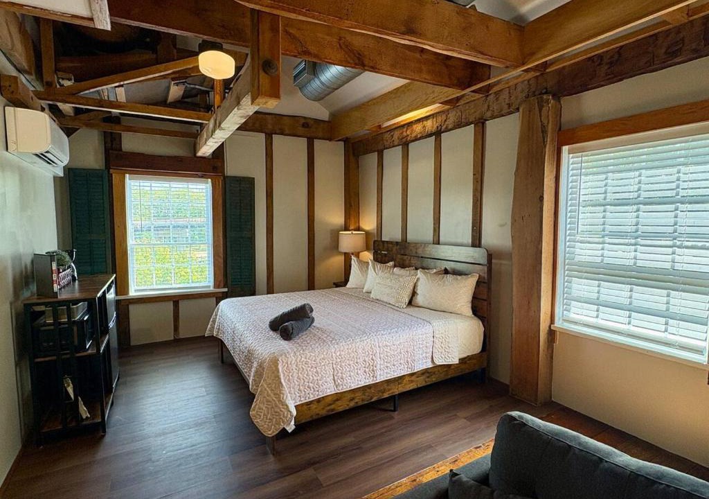 Bellevue House | Mill Creek Suite (Jacuzzi Tub) - Potter’s Mill