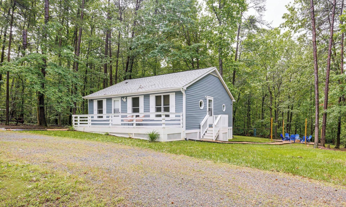 Blue Water Cottage | Mineral Cottage w/Fire Pit: Steps to Lake Anna!
